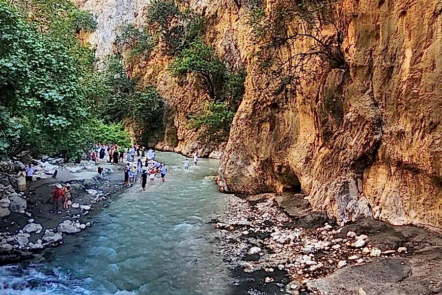 Saklıkent Kanyonu’nun buz gibi sularında yürüyün