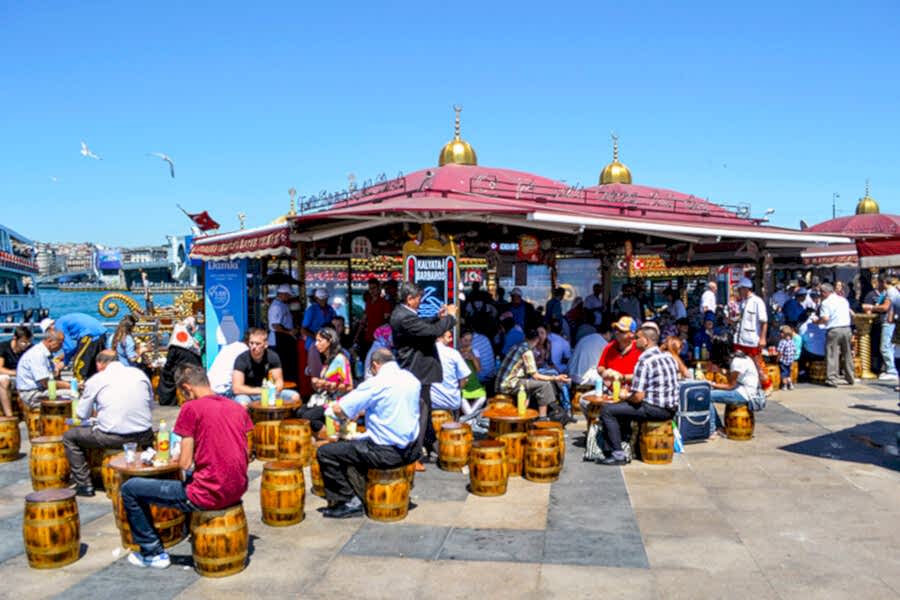 Eminönü'nde balık ekmek yiyin!